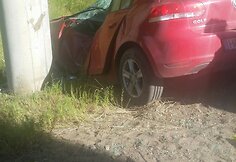 Eismo įvykyje apgadintas automobilis