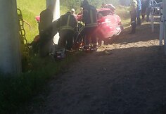 Ugniagesiai traukia vairuotoją i&scaron; automobilio