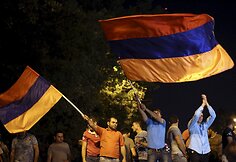 Jerevane protestuotojai nepaklūsta policijos reikalavimams išsiskirstyti po įtemptos nakties