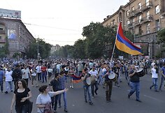 Jerevane protestuotojai nepaklūsta policijos reikalavimams išsiskirstyti po įtemptos nakties