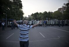 Jerevane protestuotojai nepaklūsta policijos reikalavimams išsiskirstyti po įtemptos nakties