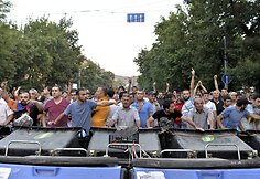 Jerevane protestuotojai nepaklūsta policijos reikalavimams išsiskirstyti po įtemptos nakties