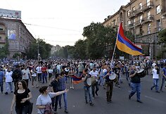Jerevane protestuotojai nepaklūsta policijos reikalavimams išsiskirstyti po įtemptos nakties