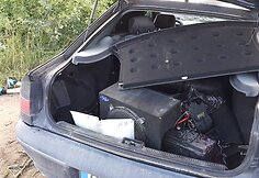 Į medį atsitrenkęs „Renault“ automobilis