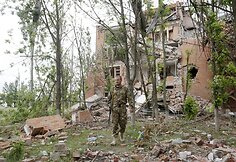Ukrainos kariai patruliuoja prie sugriautų namų Širokine, Ukrainoje