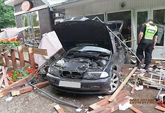 Į kavinę įvažiavęs automobilis