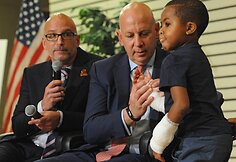 Zionas Harvey, kuriam buvo atliktas abiejų rankų persodinimas