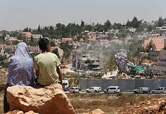 Palestiniečiai stebi Vakarų Krante griaunamus nelegaliai pastatytus namus