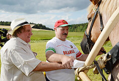 Aleksandras Lukašenka mokė Gerardą Depardieu šienauti