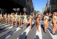 Pusnuogės merginos Brazilijos gatvėje savo kūnais reklamavo &bdquo;Mis Bumbum&ldquo; renginį