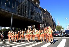 Pusnuogės merginos Brazilijos gatvėje savo kūnais reklamavo &bdquo;Mis Bumbum&ldquo; renginį