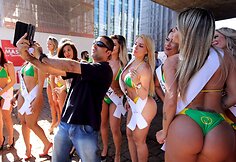 Pusnuogės merginos Brazilijos gatvėje savo kūnais reklamavo &bdquo;Mis Bumbum&ldquo; renginį