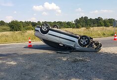 Apvirtęs automobilis
