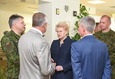 Prezidentė sveikina pirmuosius privalomąją karo tarnybą pradėjusius karius