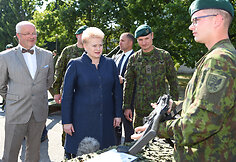 Prezidentė sveikina pirmuosius privalomąją karo tarnybą pradėjusius karius