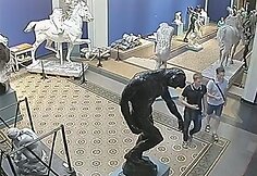 Meno kūrinio vagyste įtariami asmenys