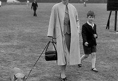 Karalienė Elizabeth II ir princas Charlesas (1956 m.)