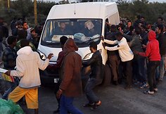 Migrantai pasitinka labdarą atgabenantį automobilį