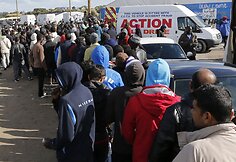 Migrantai &bdquo;Naujosiose džiunglėse&ldquo; stoja į eilę prie dalijamo maisto