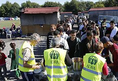 Migrantams &bdquo;Naujosiose džiunglėse&ldquo; dalijamas maistas