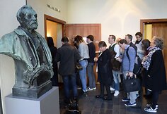 Žmonės renkasi į Nobelio medicinos premijos laimėtojų paskelbimą