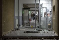 Kosove per opozicijos deputato apklausą policijoje jo &scaron;alininkai buvo tramdomi a&scaron;arinėmis dujomis