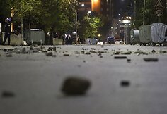 Kosove per opozicijos deputato apklausą policijoje jo &scaron;alininkai buvo tramdomi a&scaron;arinėmis dujomis