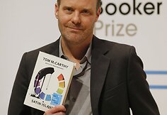 Tom McCarthy su romanu &bdquo;Satin Island&ldquo;