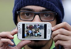 Migrantas Basas i&scaron; Damasko rodo nuotrauką vaikų mokykloje, kurioje savanoriavo