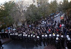 Gyventojų protestas dėl vyriausybę kritikuojančios žiniasklaidos grupės būstinės &scaron;turmo