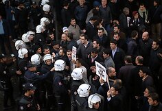 Gyventojų protestas dėl vyriausybę kritikuojančios žiniasklaidos grupės būstinės &scaron;turmo