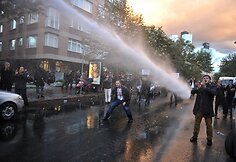 Gyventojų protestas dėl vyriausybę kritikuojančios žiniasklaidos grupės būstinės &scaron;turmo