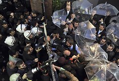 Gyventojų protestas dėl vyriausybę kritikuojančios žiniasklaidos grupės būstinės &scaron;turmo