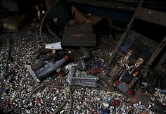 Gvatemaliečiai meldžiasi &Scaron;ventajam San Simonui, kurio palankumo siekiama tabaku, alkoholiu ir pinigais