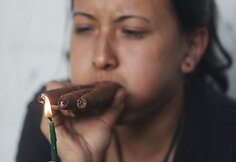 Gvatemaliečiai meldžiasi &scaron;ventajam San Simonui, kurio palankumo siekiama tabaku, alkoholiu ir pinigais