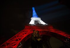 Eifelio bok&scaron;tas Paryžiuje nu&scaron;viestas Pracūzijos vėliavos spalvomis