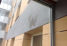 Kiau&scaron;iniais apmėtomas daugiabutis