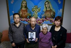 Jiangas Weimao'as su žmona Zhang Yinxiu, tarp jų Zhang tėvai, kurie laiko žuvusio sūnaus nuotrauką