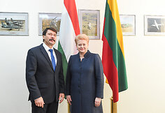 Prezidentė susitinka su Vengrijos prezidentu Janosu Aderiu
