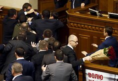 Rados narys Olehas Barna užpuola Arsenijų Yatsenyuką