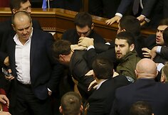 Rados narys Olehas Barna užpuola Arsenijų Yatsenyuką
