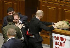Rados narys Olehas Barna užpuola Arsenijų Yatsenyuką