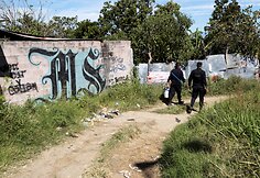 Salvadoro policija užpai&scaron;o gaujų paliekamus grafičius ir kitokius pie&scaron;inius