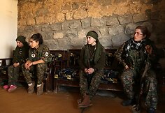 Prieš „Islamo valstybės“ džihadistus kovojančios kurdės