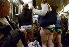 Diena be kelnių Niujorko metro