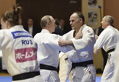 Vladimiras Putinas dziudo treniruotėje su nacionaline dziudo rinktine ir jos treneriu