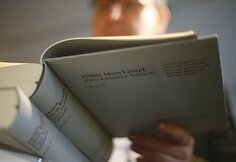 Hitlerio knyga &bdquo;Mano kova&ldquo; su istorikų komentarais Vokietijos knygynuose
