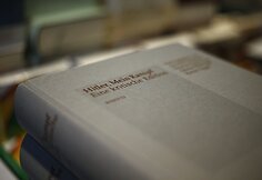 Hitlerio knyga &bdquo;Mano kova&ldquo; su istorikų komentarais Vokietijos knygynuose