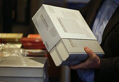 Hitlerio knyga &bdquo;Mano kova&ldquo; su istorikų komentarais Vokietijos knygynuose