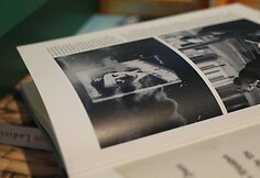 Hitlerio knyga &bdquo;Mano kova&ldquo; su istorikų komentarais Vokietijos knygynuose